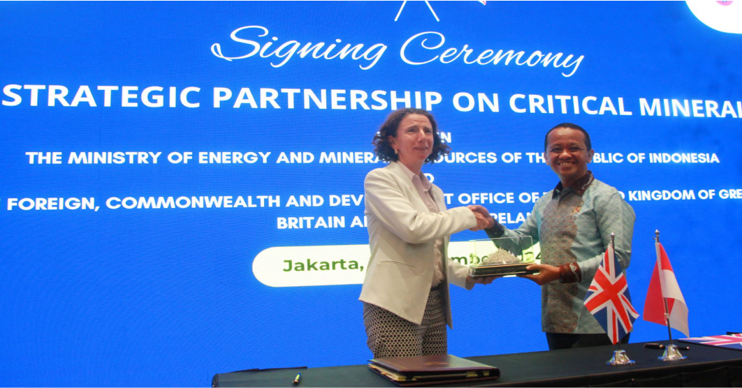 The Indonesian government and the UK government have agreed on a strategic partnership in the field of critical minerals. Minister of Energy and Mineral Resources Bahlil Lahadalia and UK Minister for Development Anneliese Dodds signed the MoU for Strategic Partnership in the Field of Critical Minerals. (Petromindo/mudasir)