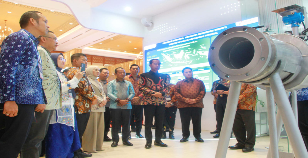 President Joko Widodo (center), accompanied by State-Owned Enterprises Minister Erick Thohir and Energy and Mineral Resources Minister Bahlil Lahadalia, visited one of the booths at the opening of the Indonesia International Geothermal Convention and Exhibition 2024 in Jakarta, Wednesday (18/9/2024). In his speech, President Joko Widodo emphasized the need to optimize the 24,000 MW geothermal energy potential to support green energy.